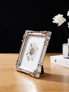 Eleganter silberner Bilderrahmen mit europäischem Relief und Blumenschnitzereien