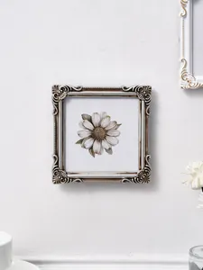 Quadratischer Bilderrahmen mit Vintage-Silberprägung und Gänseblümchen