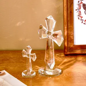 Vue détaillée de deux statues en cristal en forme de croix avec reflets prismatiques