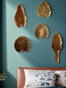 Set de 5 sculptures murales modernes en résine dorée en forme de feuilles tropicales d'art