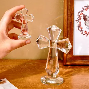 Détail rapproché de prismes en croix en verre cristal facetté sur une table en bois
