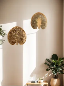 Lot de deux décorations murales en feuilles d'or antique dans un intérieur moderne ensoleillé