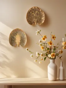 Décorations murales artistiques en feuilles d'or dans une scène d'intérieur chaleureuse