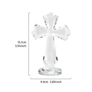 Figurine de croix en cristal facetté avec mesures de hauteur et largeur en cm et inch.