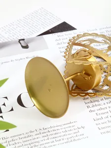 Toma macro detallada de un candelabro de hierro dorado con motivo de corazón y reno