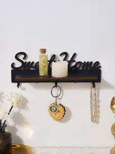 Detail van het Sweet Home houten wandrek met sleutelhaken en opbergplank