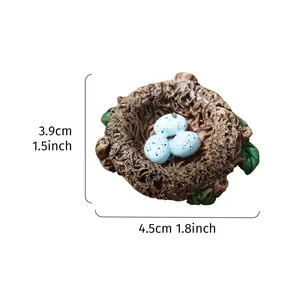 Miniatur Harz Vogelnest Detailaufnahme, realistische gesprenkelte Eier und blaetter, Nahansicht.