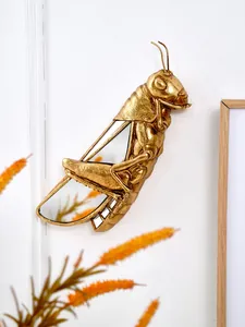 Sculpture murale de sauterelle en résine dorée avec des ailes en miroir décoratif