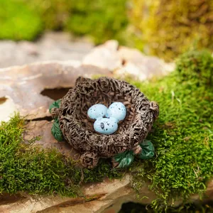 Mini Deko Vogelnest aus Kunstharz mit blauen Eiern, ideal für Miniatur Garten und Deko.