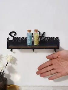 Houten 'Sweet Home' sleutelrek met haken en plank, hand voor schaalvergelijking.