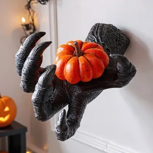 Detailansicht der dunklen Dämonenkralle Wanddeko mit Kürbis für Halloween Deko