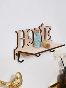 Vista dettagliata di una mensola da muro in legno HOME con ganci portachiavi.