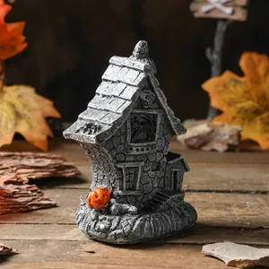 Halloween Harz Geisterhaus Ornament mit Kürbis auf Holztisch in herbstlicher Szene