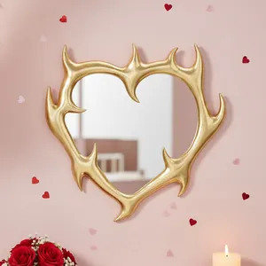 Elegante specchio da parete a forma di cuore spinato dorato per decorazioni domestiche
