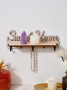 Detailweergave van het 'Sweet Home' houten sleutelrek met wandplank