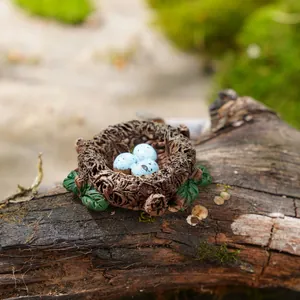 Detailaufnahme eines Mini-Vogelnests aus Harz, ideal für Sukkulenten-Töpfe und Mikro-Landschaft.