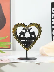 Candelabro vintage de hierro con forma de corazón y ciervos, detalle decorativo de mesa