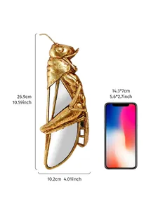 Dimensions détaillées et échelle de la décoration murale miroir criquet en résine dorée.