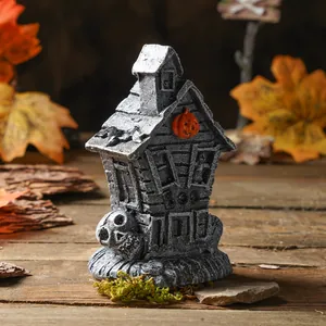Makroansicht eines resin Spukhauses mit Totenkopf und Kürbis für Halloween Deko