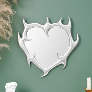 Specchio decorativo a forma di cuore con cornice argentata a spine per pareti artistiche