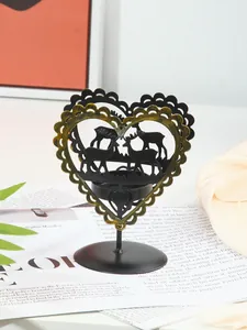 Detalle de portavelas de hierro vintage con silueta de ciervo para decoración mesa