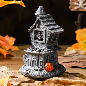 Detaillierte Ansicht eines Halloween-Geisterhauses aus Kunstharz mit Kürbis und Hexe