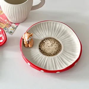 Detailansicht der harzschmuckschale in pilzform mit kleiner eichhörnchen-figur