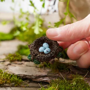 Miniatur Kunstharz Vogelnest Ornament mit blauen Eiern, ideal für Moos und Wald Deko.