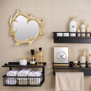 Specchio decorativo a cuore dorato per pareti del bagno di lusso e trucco professionale.