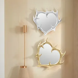 Specchi da parete artistici a forma di cuore con cornici a spina dorate e argentate