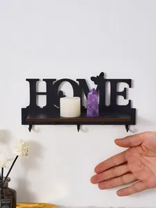 Dettaglio dell'appendino da parete nero HOME che mostra le dimensioni rispetto a una mano