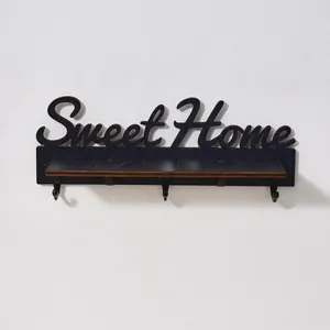 Zwart houten Sweet Home wandkapstok met opbergplankje en drie metalen haakjes