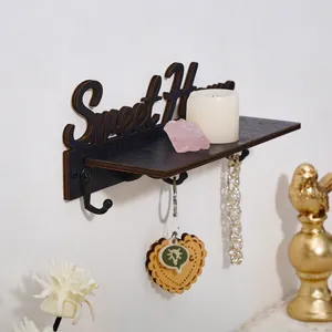 Houten Sweet Home wandrek met sleutelhaken en een extra decoratief opbergplateau