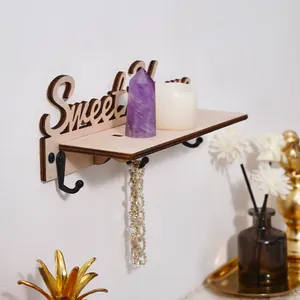 Minimalistische Sweet Home houten wandplank met drie zwarte metalen haken voor sleutelopslag