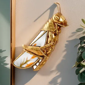 Décoration murale créative de sauterelle en résine dorée avec miroirs pour maison