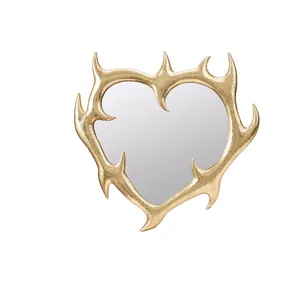 Elegante specchio da parete a cuore stile europeo con cornice di spine dorate decoro d'arte