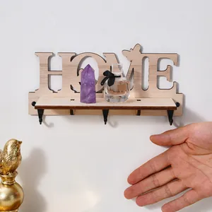 Mensola da parete in legno con scritta HOME e quattro ganci metallici per chiavi