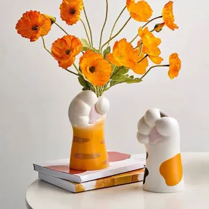 Ensemble de vases en résine en forme de patte de chat pour décoration de table.