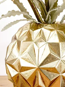 Close-up macro van een moderne gouden decoratieve vaas met geometrische textuur