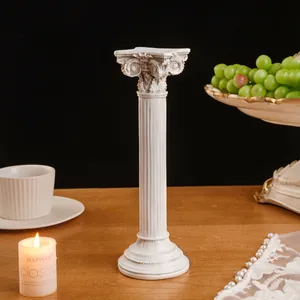 Candelabro de columna romana blanca en resina en un elegante ambiente de estilo vintage