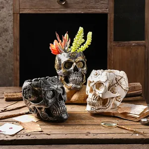 Nahaufnahme von drei Steampunk-Totenkopf-Töpfen auf Holztisch mit Vintage-Requisiten
