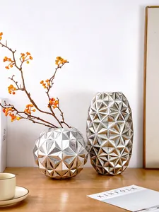 Moderne zilveren geometrische bloemenvaas met ruitpatroon voor Noordse tafeldecoratie