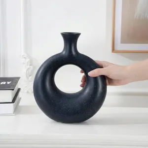 Florero moderno de cerámica negra con forma de dónat y textura estrellada decorativo