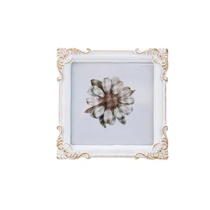 Vintage Fotorahmen im europäischen Stil mit goldenen floralen Ornamenten und Blumendruck