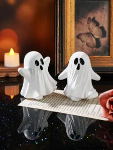 Vue rapprochée de deux figurines de fantômes en résine blanche pour déco Halloween.
