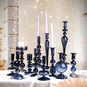 Eleganti candelabri in vetro blu grigio con trama a coste e illuminazione calda