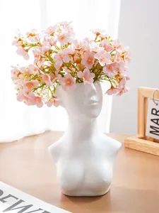Detailansicht einer weißen kreativen menschlichen Büstenvase aus Harz mit Kunstblumen