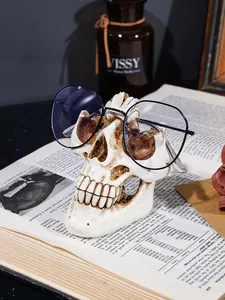 Detailansicht des Totenkopf-Brillenhalters aus Kunstharz mit realistischer Knochenstruktur.