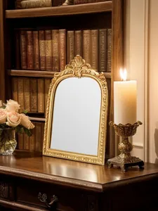 Vintage verzierter goldener Bogenrahmen perfekt für elegante Deko und Schmuckdisplay