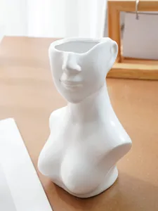 Detailaufnahme einer weißen Harzvase in Büstenform mit künstlerischem Körperdesign